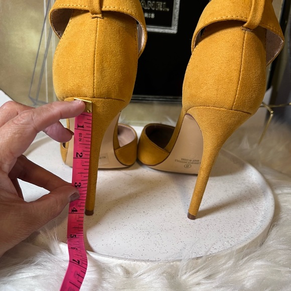 Gorgeous Olivia Ferragamo Heels in Mustard Color - Picture 6 of 8